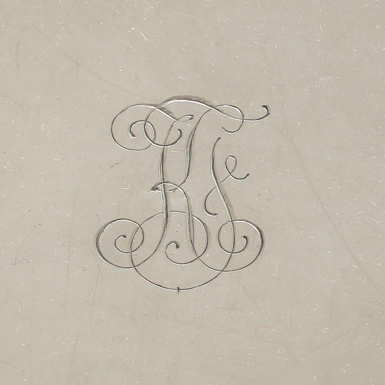 BRICKA, silver, Tyskland, 1900-talets första hälft. Tot vikt 1755 gram.
