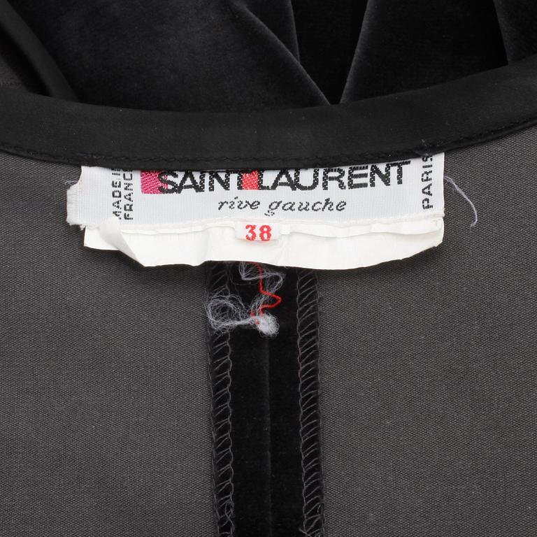 YVES SAINT LAURENT, grey two-piece costume consisting of jacket and skirt from the russian collection. Size 38.