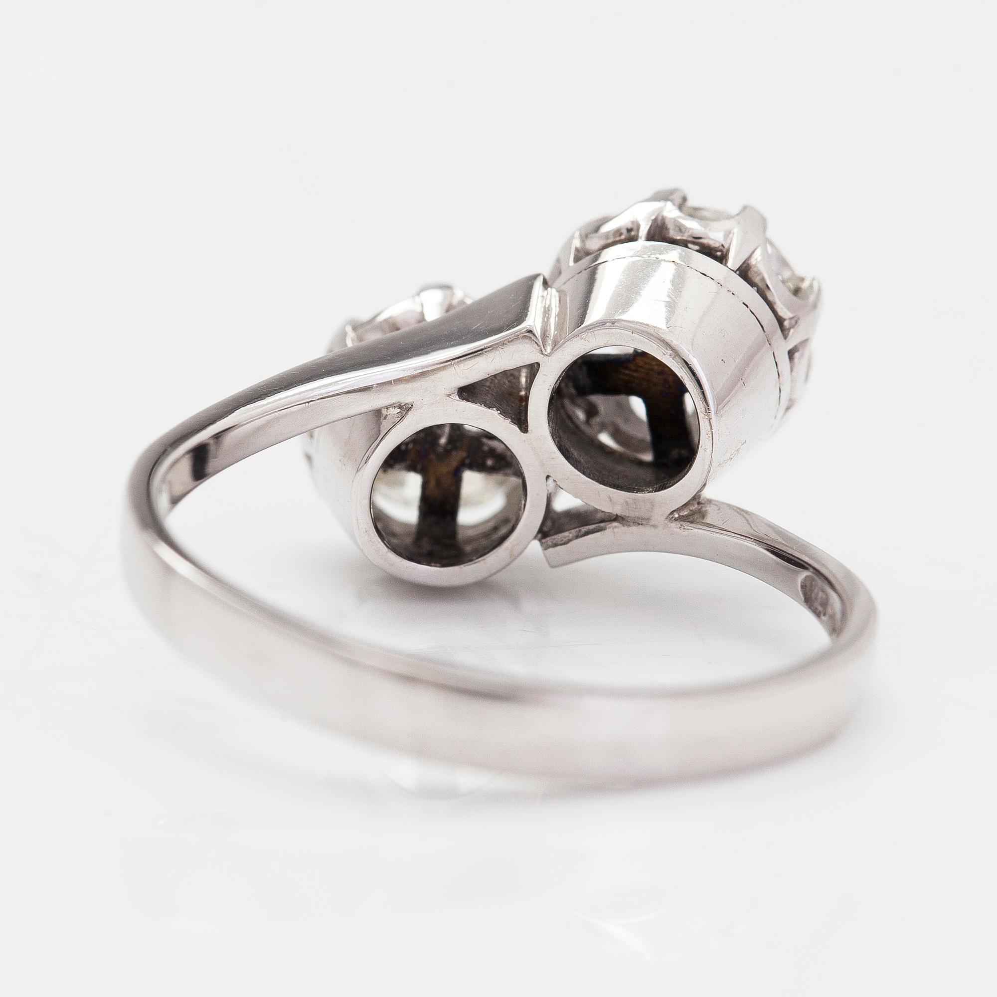 Ring, syskonring, 18K vitguld med två gammalslipade diamanter, totalt ca 2.20 ct. Med Intyg.