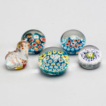 BREVPRESSAR, 5 st, glas, millefiori-teknik, 1900-talets andra hälft.