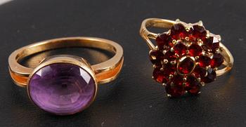 RINGAR, 2 st, guld samt granater och ametist, bl a Malmö 1967. Ca 8 g.