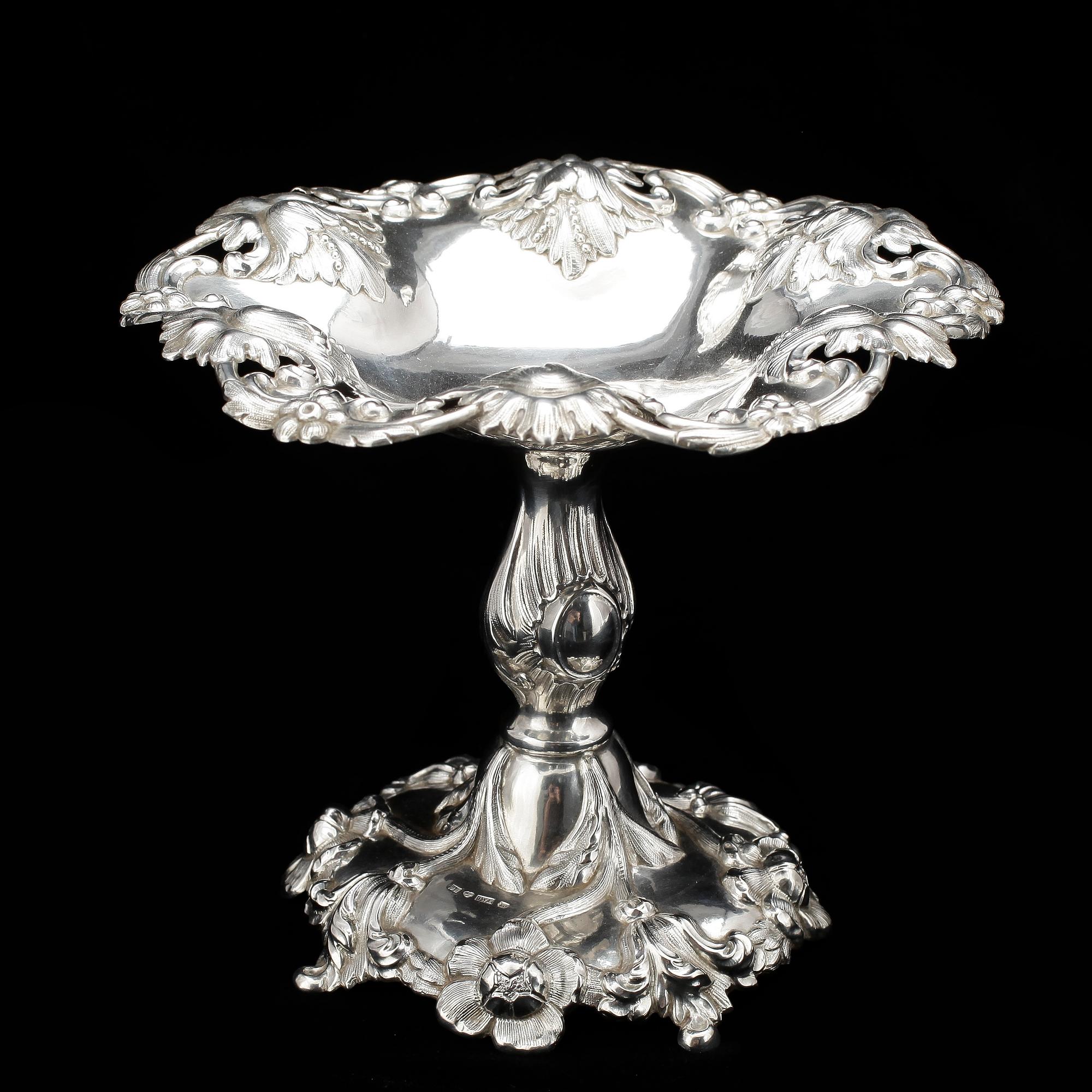 KAKFAT på FOT, silver, Otto Wilhelm Kjellberg, Västerås 1880. Vikt ca 217 gram.