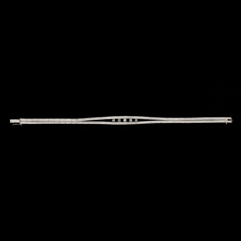 ARMBAND, 18k vitguld med 5 briljantslipade diamanter tot ca 0,21 ct. Vikt ca 23 gram.