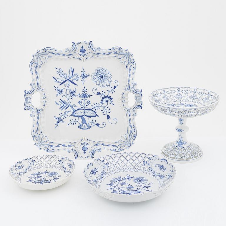 Servisdelar, 4 st, porslin, "Zwiebelmuster/Lökmönstret, Meissen, 1900-talets första hälft.