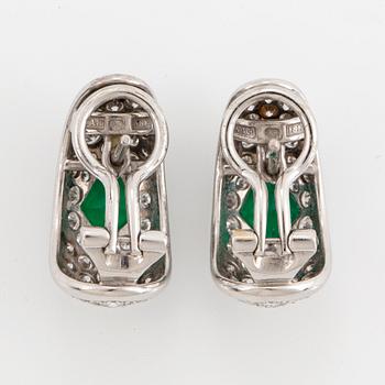 WA Bolin ett par örhängen 18K vitguld med fasettslipade smaragder.