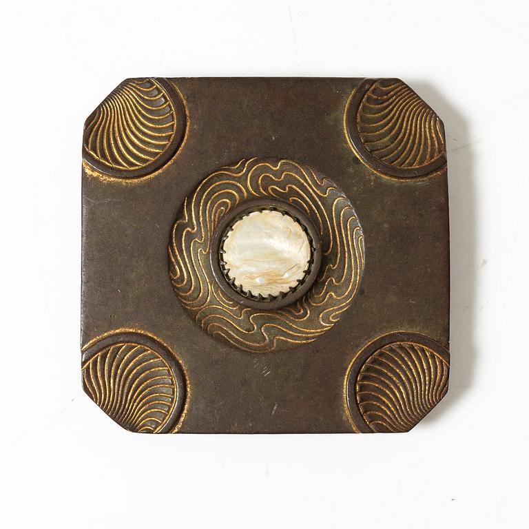 A Japanese bronze belt buckle, Meiji (1868-1912).