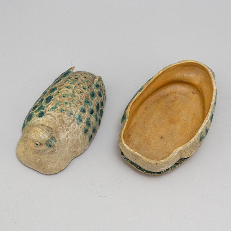 A butter ceramic hen, circa 1900.