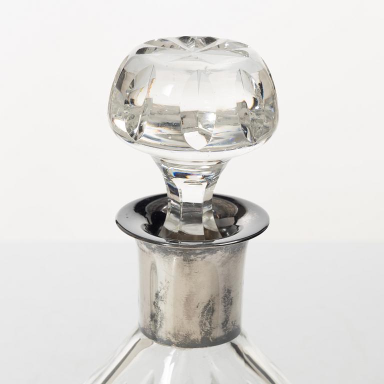 Karaffer, 2 st, Tyskland, varav en med montering i silver, 1900-tal.