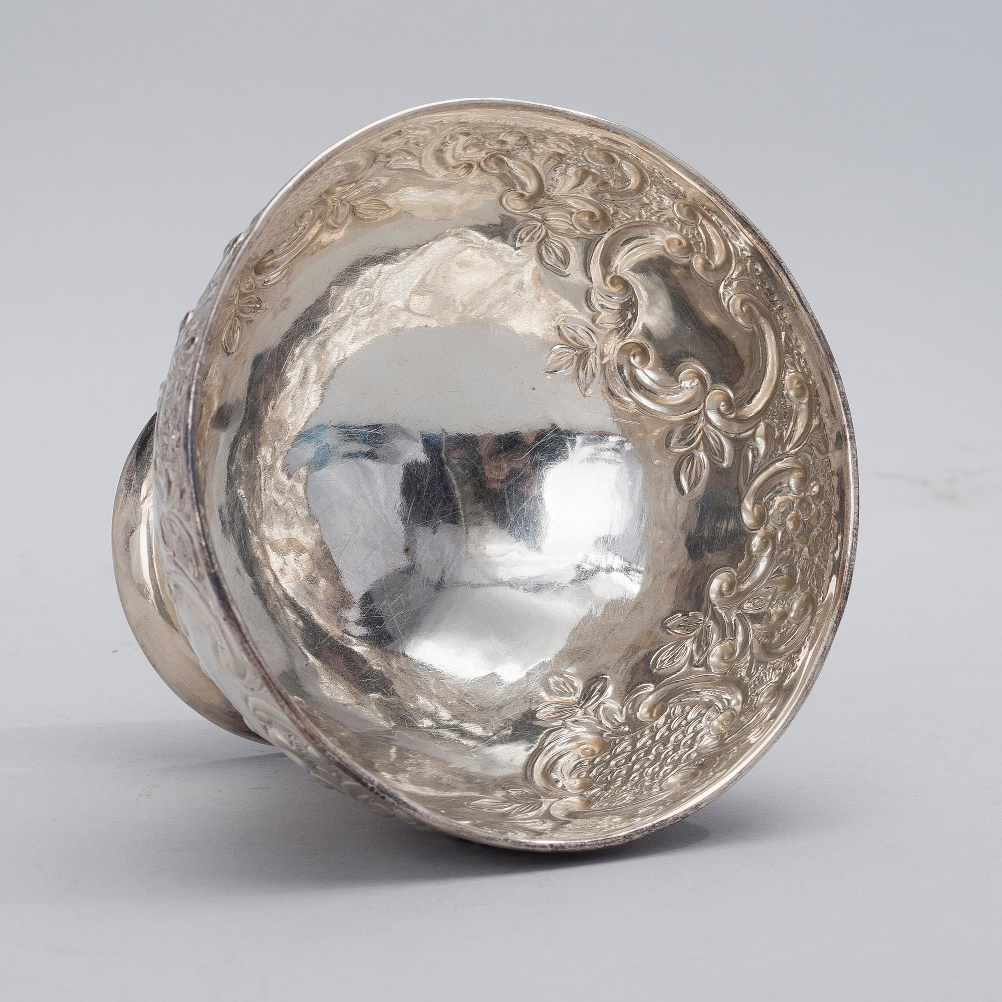 A BOWL, sterling silver, Henry Hutton Bourne, Birmingham 1901. Weight 124 g.