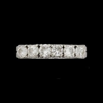 RING, 18 k vitguld med briljantslipade diamanter, ca 0,90 ct. Vikt ca 4 g.