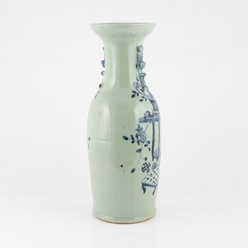 A Chinese porcelain vase, Qing dynasty, late 19th Century.