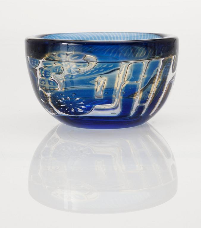 An Edvin Öhrström ariel glass bowl, Orrefors 1965.