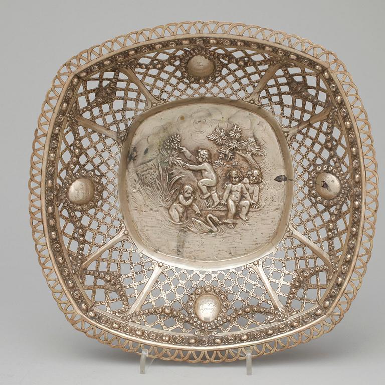 FAT samt SKÅL, silver, bland annat CG Hallberg, Stockholm, 1927. Totalvikt ca 360 gram.