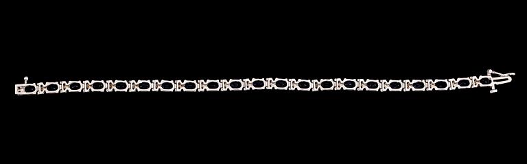 ARMBAND, 10 k vitguld, safirer och briljantslipade diamanter. Vikt 11,6 g.
