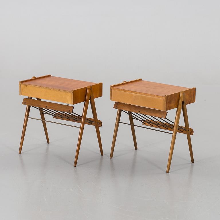 A PAIR OF 1950'S BEDSIDE TABLES.