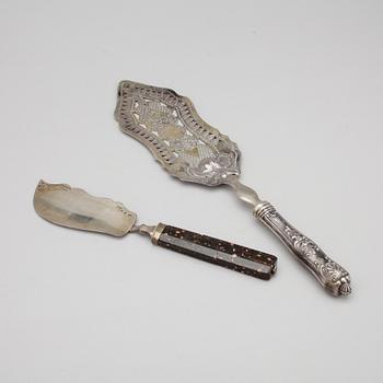 TÅRTKNIV samt TÅRTSPADE, silver och porfyr, bland annat  Pehr Fredrik Palmgren, Stockholm, 1858.