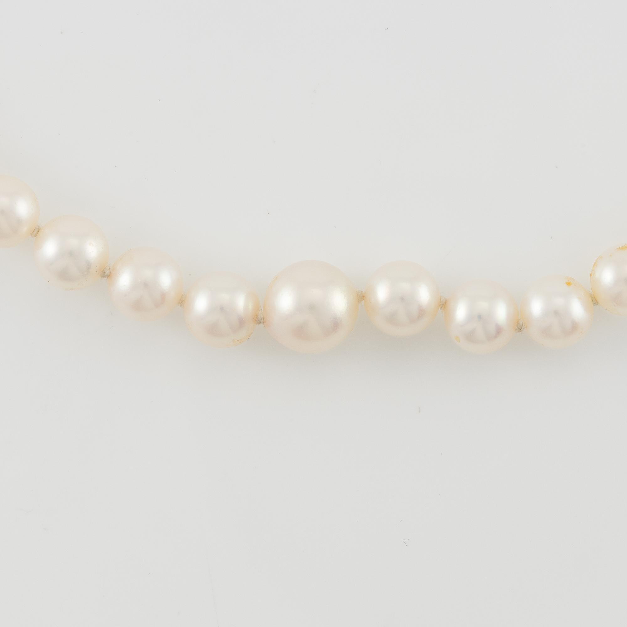 Necklace with graduated cultured pearls, clasp 18K gold.