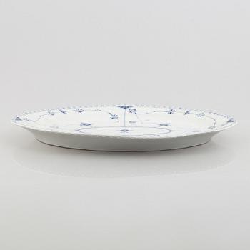 Serveringsfat, porslin, "Musselmalet helblond", Royal Copenhagen, modell 1151, 1898-1923.