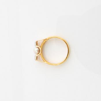 Bracelet and ring, 18k gold with pearls and brilliant-cut diamonds.