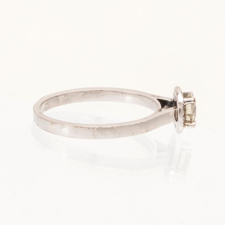 An 18K white gold ring set with round brilliant-cut diamonds.