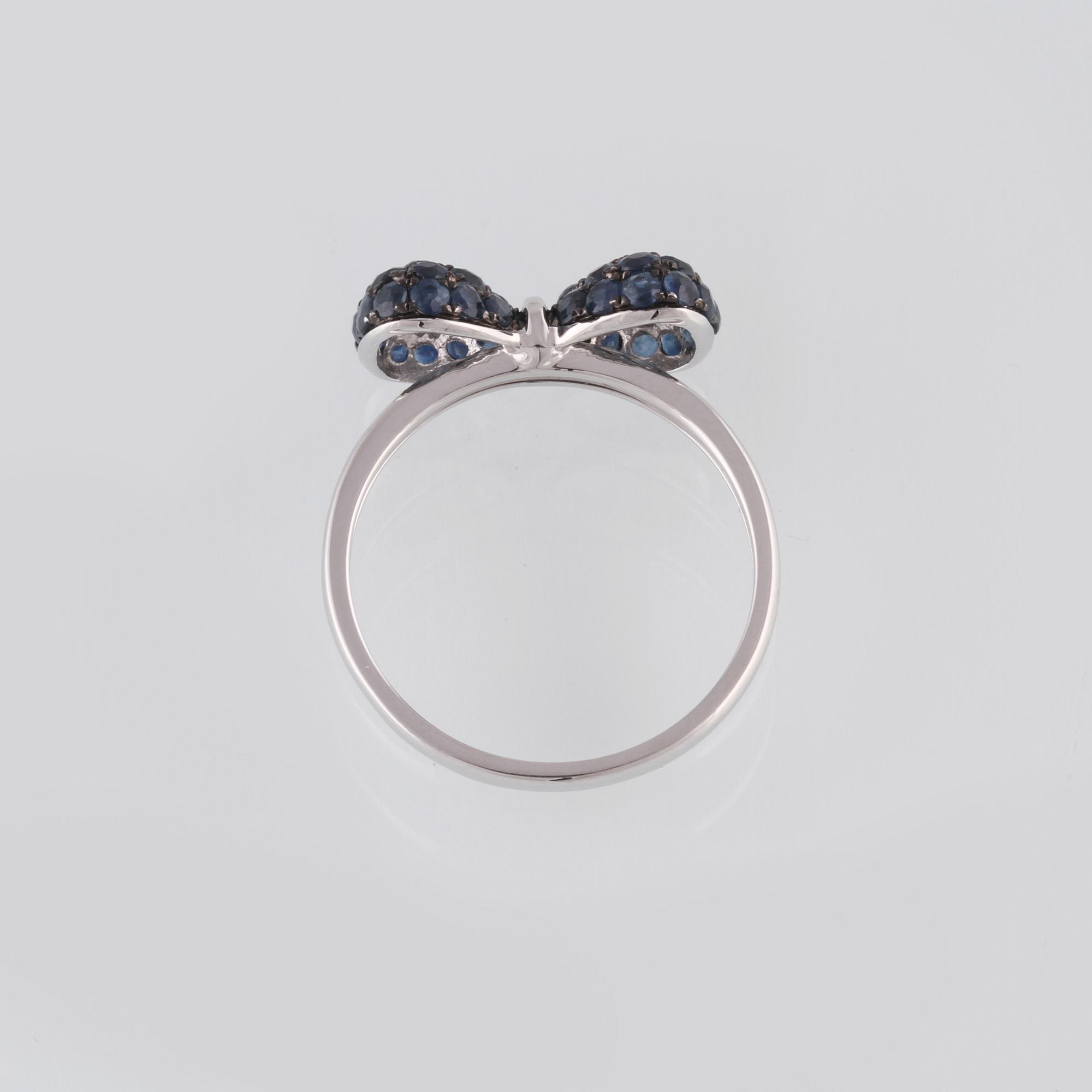 RING, 18K vitguld med fasettslipade blå safirer ca 1.36 ct. Vikt 2,8 gram.