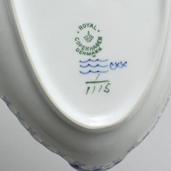 89 pieces of porcelain tableware, model "Musselmalet", Royal Copenhagen, 20th century.