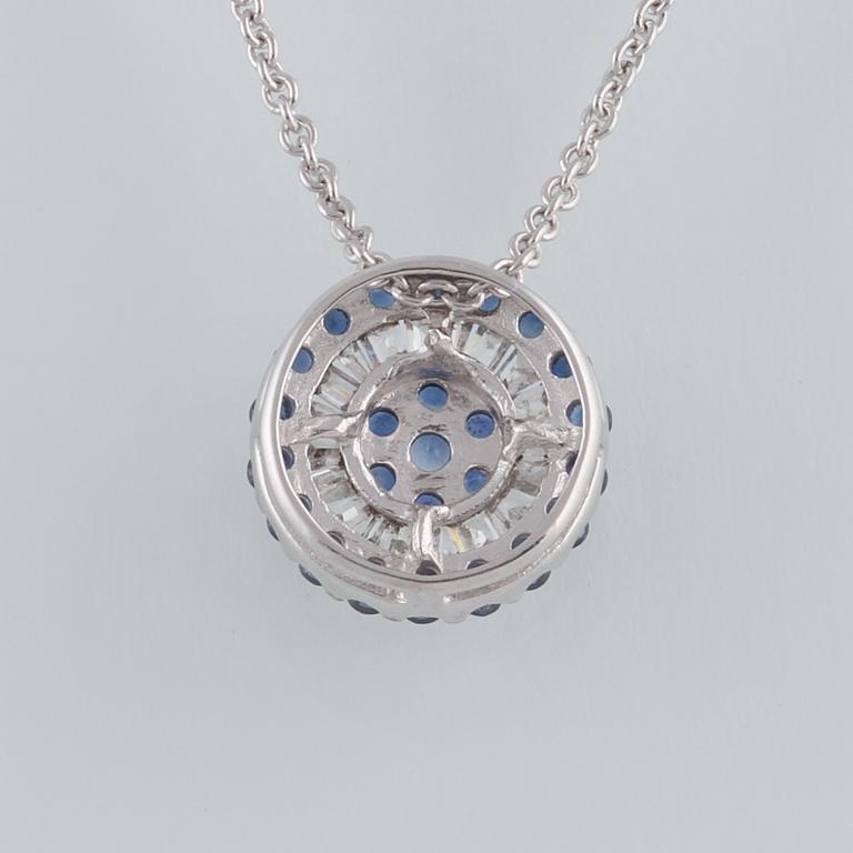HÄNGE, 18K vitguld med baguettslipade diamanter ca 0.13 ct samt fasettslipade blå safirer ca 0.35 ct. Vikt 2,8 gram.