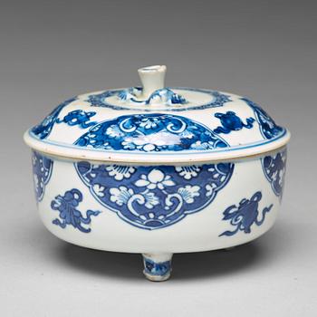 A blue and white box with cover, Qing dynasty, Kangxi (1662-1722).