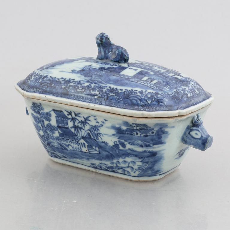 A blue and white export porcelain butter dish with cover with two serving dishes, China, Qianlong (1736-95).