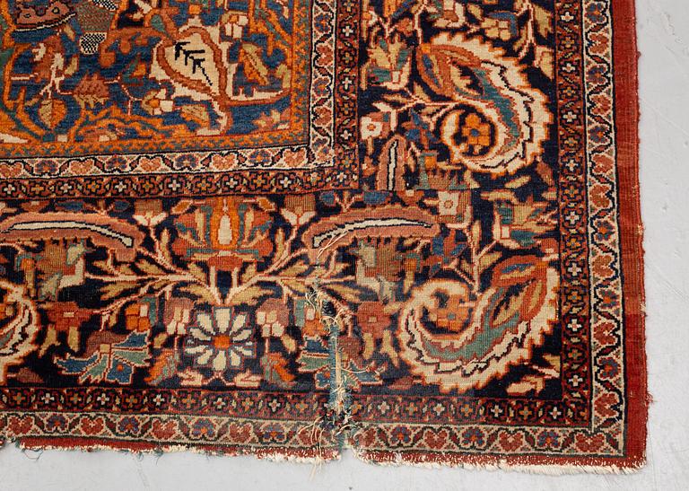 A carpet, antique Sarouk, ca 421-428 x 316-324,5 cm.