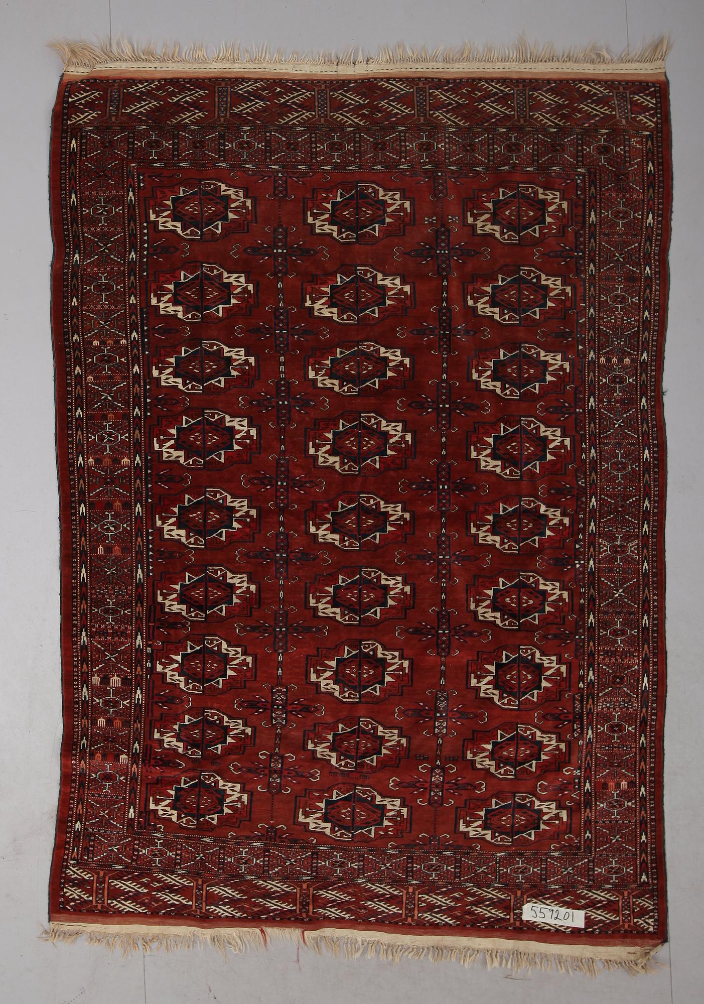 MATTA, Turkmen. Ca 270 x 187 cm.