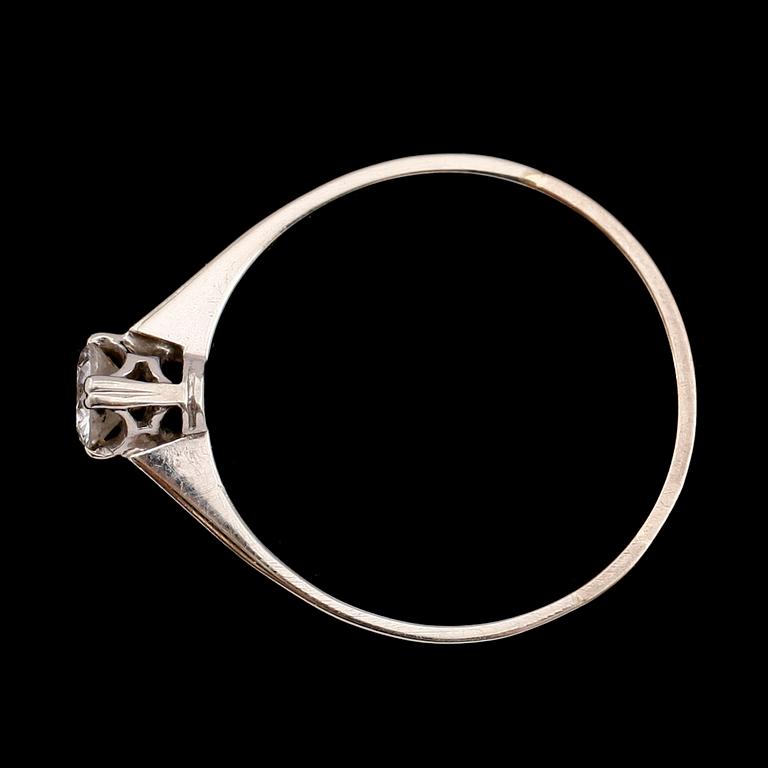 RING, 18 k vitguld med briljantslipad diamant 0.31 ct enligt gravyr.