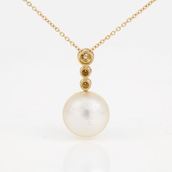 HÄNGE, med odlad 'South sea' pärla och diamanter totalt ca 0.04 ct. Total vikt 3,8 gram.
