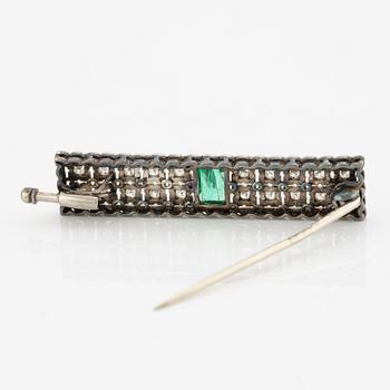 Brooch in white gold with emerald and diamonds.