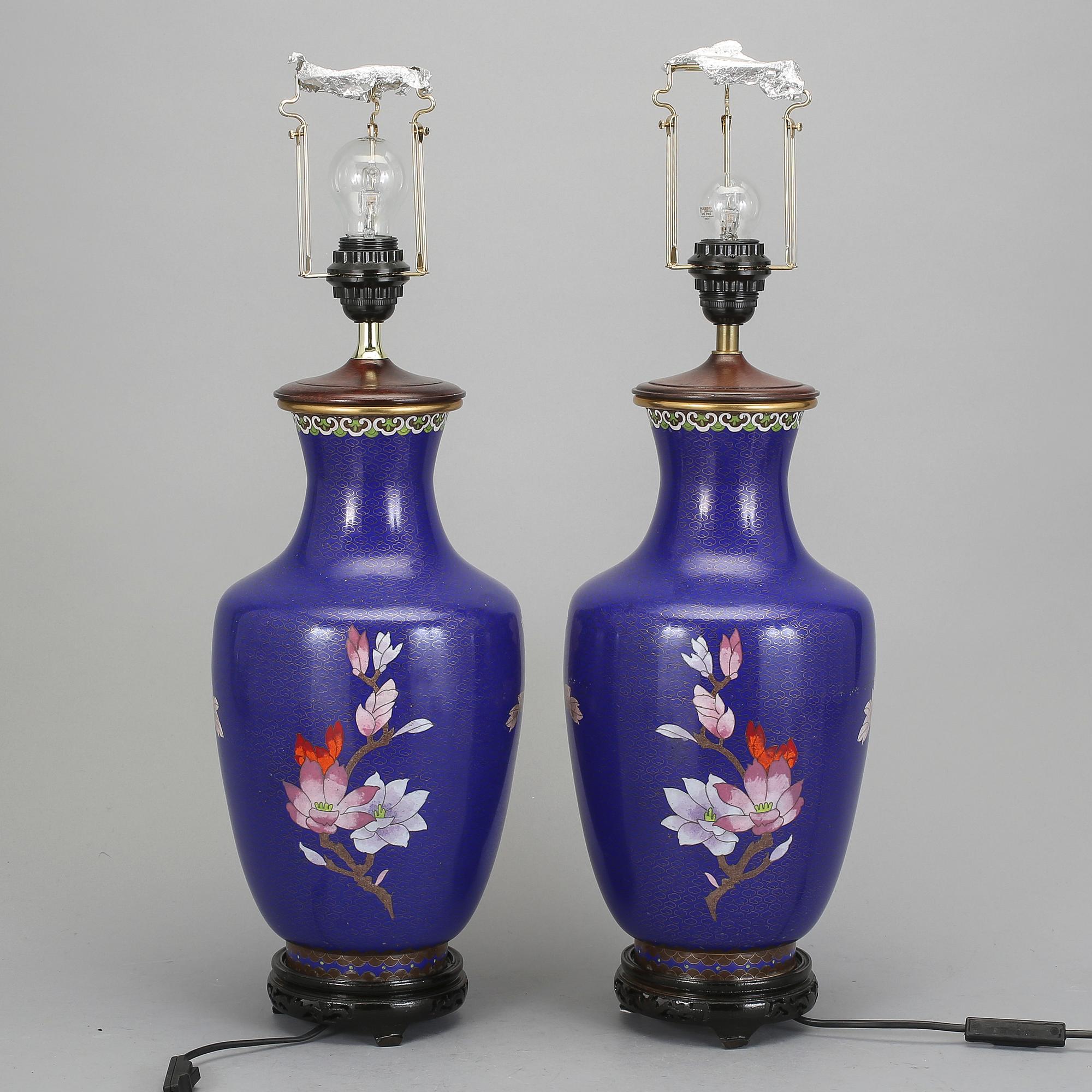 BORDSLAMPOR, ett par, brons med cloisonné, Kina, 1900-tal.