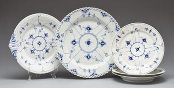 SERVISDELAR, porslin, 21 delar, "Musselmalet", Royal Copenhagen och B&G.