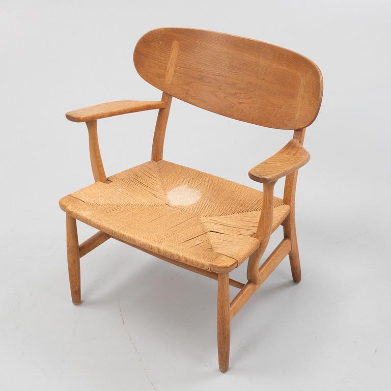 Hans J. Wegner, fåtölj, modell CH 22, Carl Hansen & Son, Odense, Danmark, 1900-talets mitt.