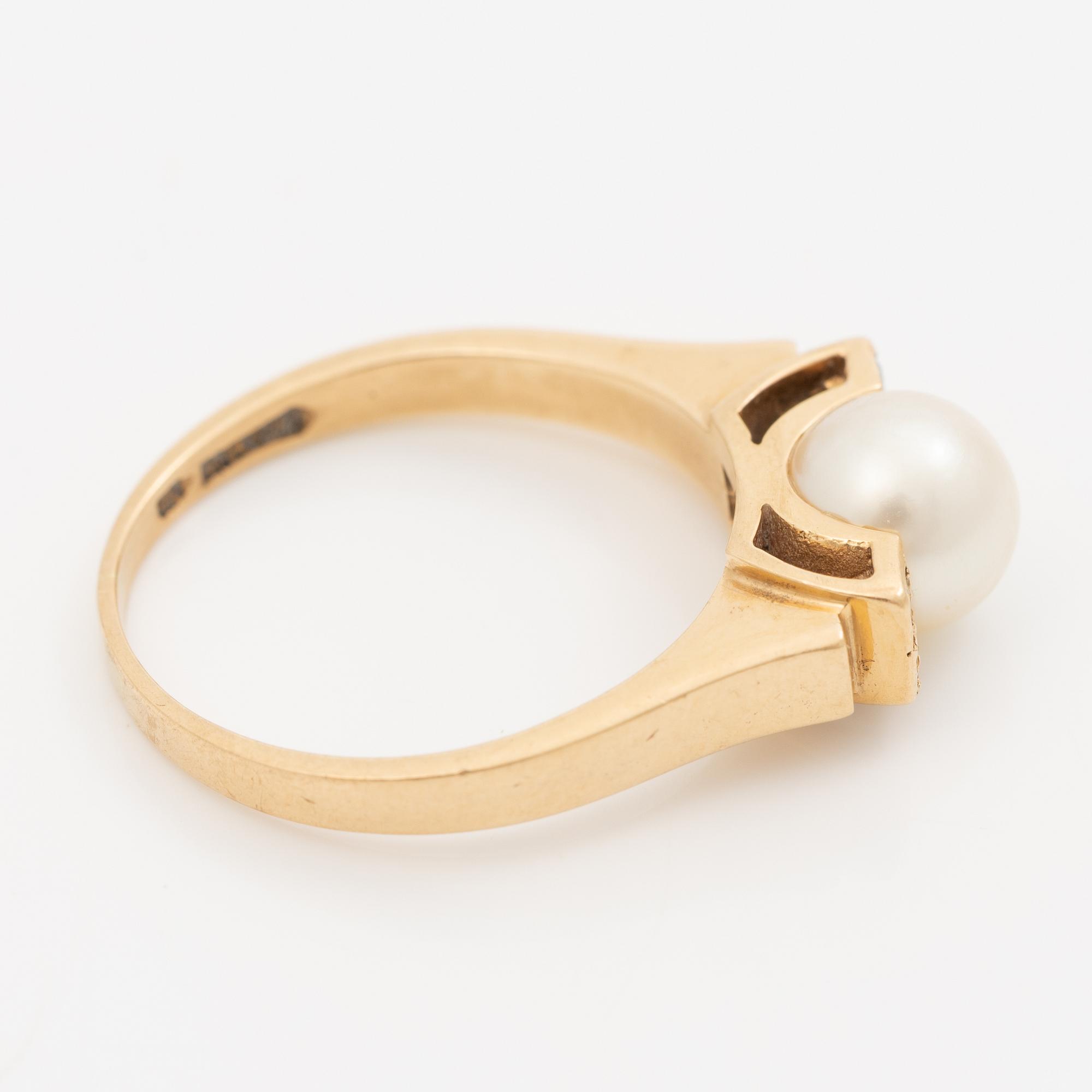 Ring, 18K gold with cultured pearl and octagonal-cut diamonds.