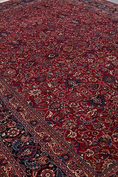 A CARPET, semi-antique Mashad so called Saber, ca 475 x 349 cm (including the flat weave).