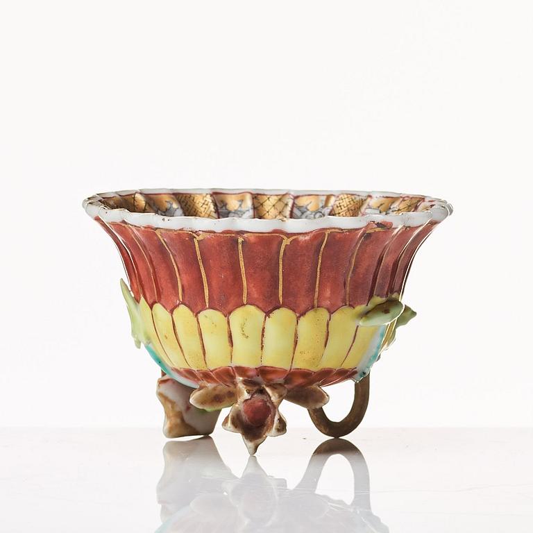 A lotus cup wiht stand and a small pot with cover, Qing dynasty, Qianlong (1736-95).