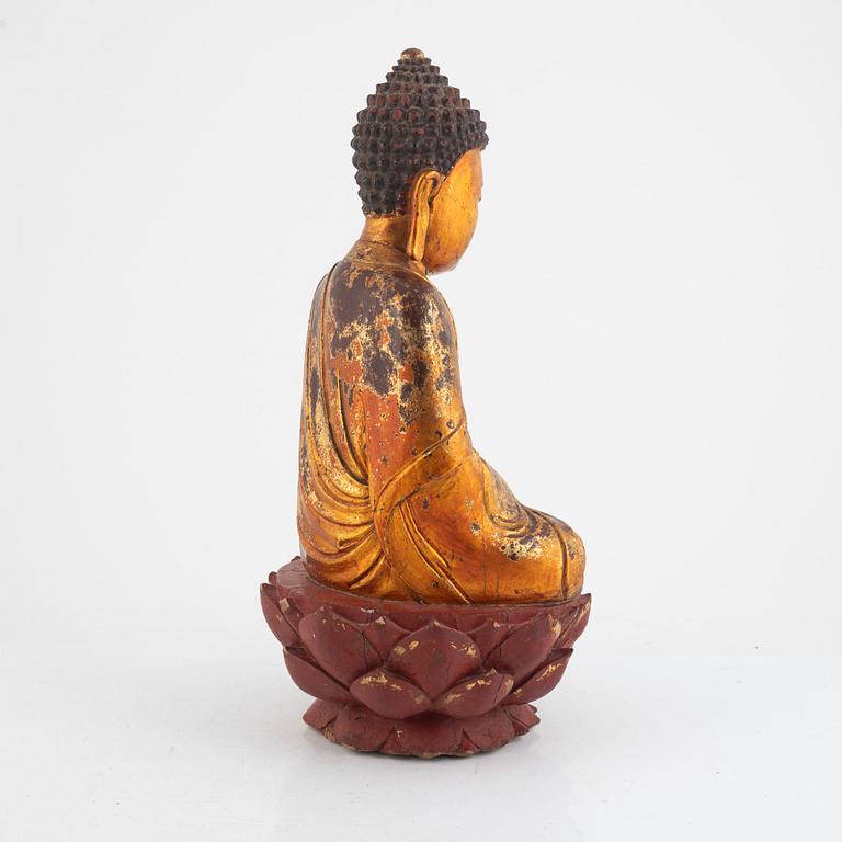 A gilt and lacquered figure of a seated buddha, late Qing dynasty.