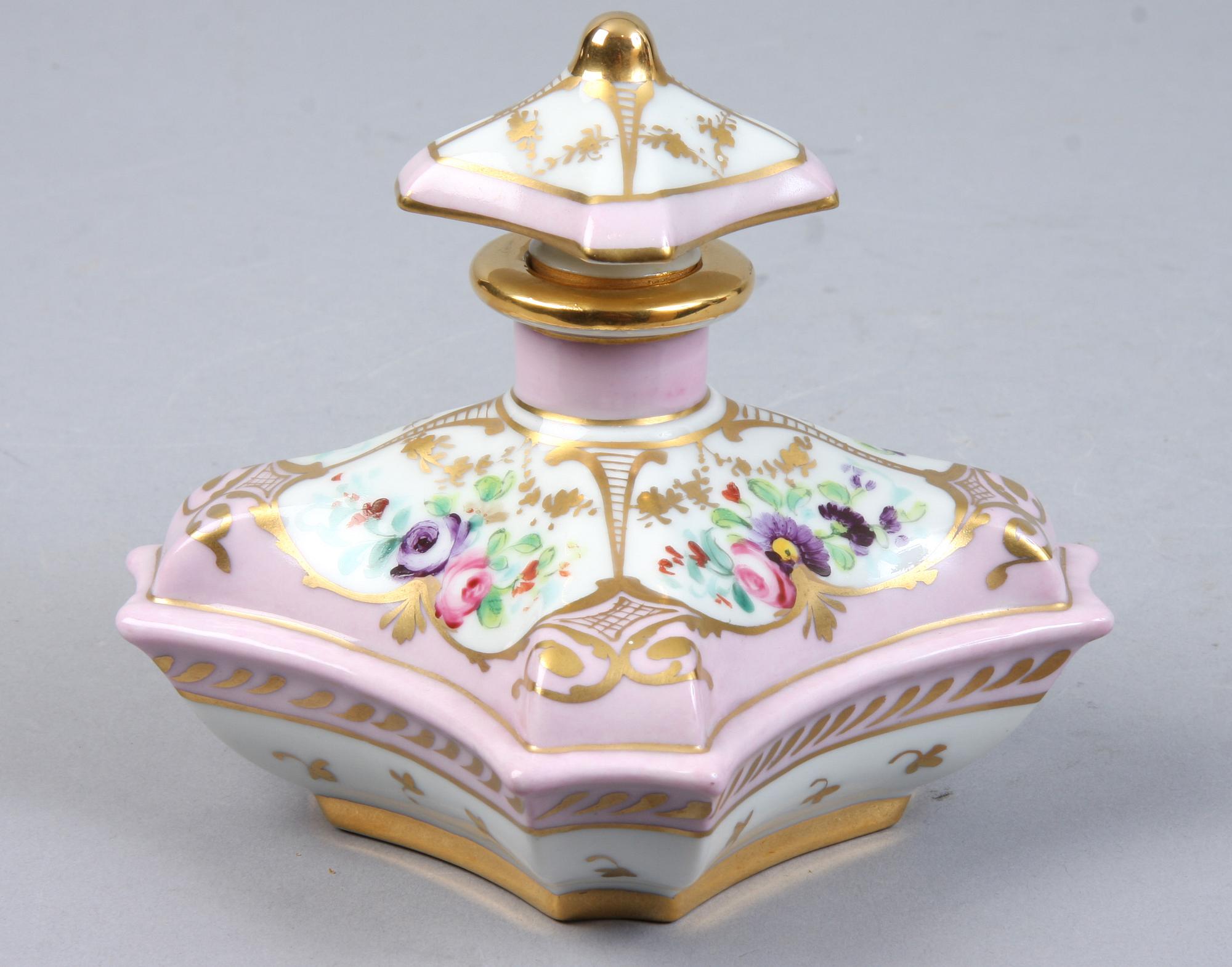 BONBONJÄR samt FLAKONG, porslin, Frankrike, 1900-tal.