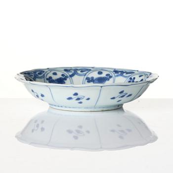 A blue and white kraak porcelain dish, Ming dynasty, Wanli (1572-1620).