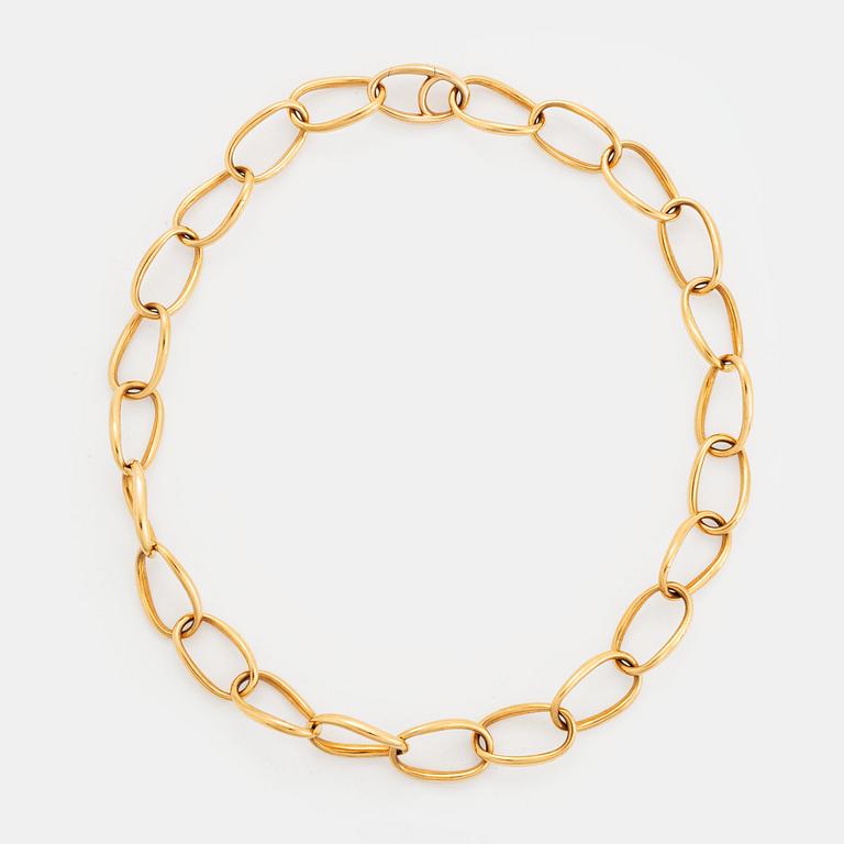 An 18K gold Ole Lynggaard "Love" necklace.