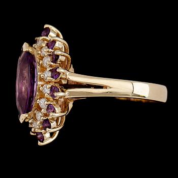 RING, 14 k guld, ametist och briljantslipade diamanter. Vikt ca 6 g.