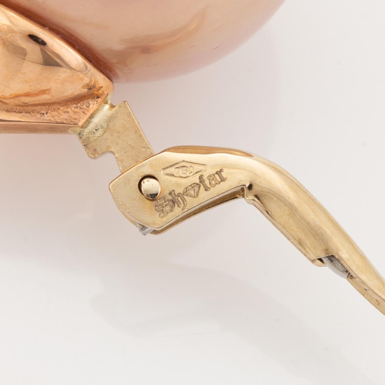Örhängen med rosa sötvattenspärlor och briljantslipade diamanter.
