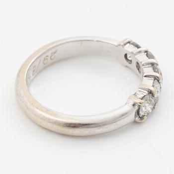 Ring in 18K white gold set with round brilliant-cut diamonds.