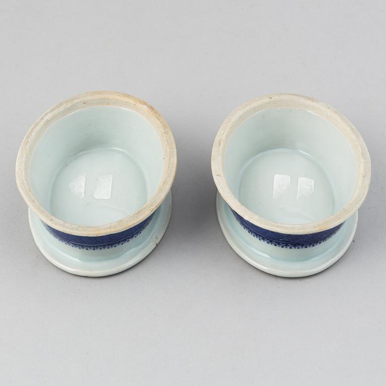 A pair of blue and white salts, Qing dynasty, Jiaqing (1796-1820).