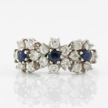 Ring 18K vitguld med safirer och briljantslipade diamanter.