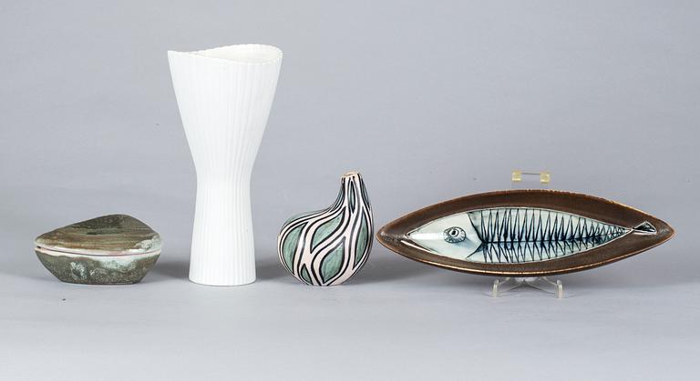 PARTI KERAMIK, bl a Vicke Lindstrand, Hertha Bengtson. 4 delar, 1900-talets mitt.